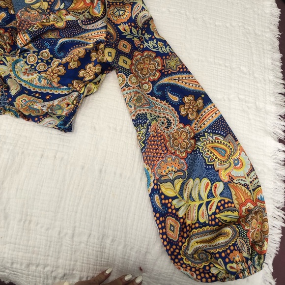 FASHION NOVA beautiful satin crop top in new condition. Rucking in back. Gorg xl - Picture 4 of 12